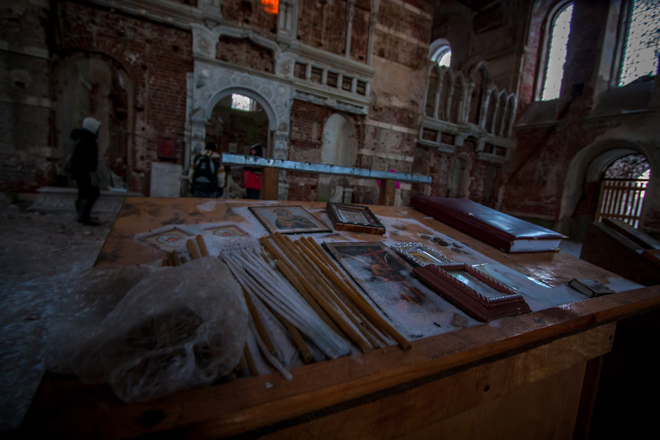 Службы тут периодически проводятся. А в годы расцвета храма сотни людей, стоя на этом месте, благоговели перед ликами святых, чувствуя свою глубокую духовную связь. — Toyota Land Cruiser Prado 90-series