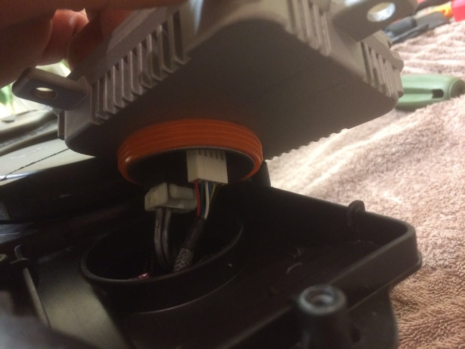 Ставим драйвер в штатное место — Audi Q7 (1G)