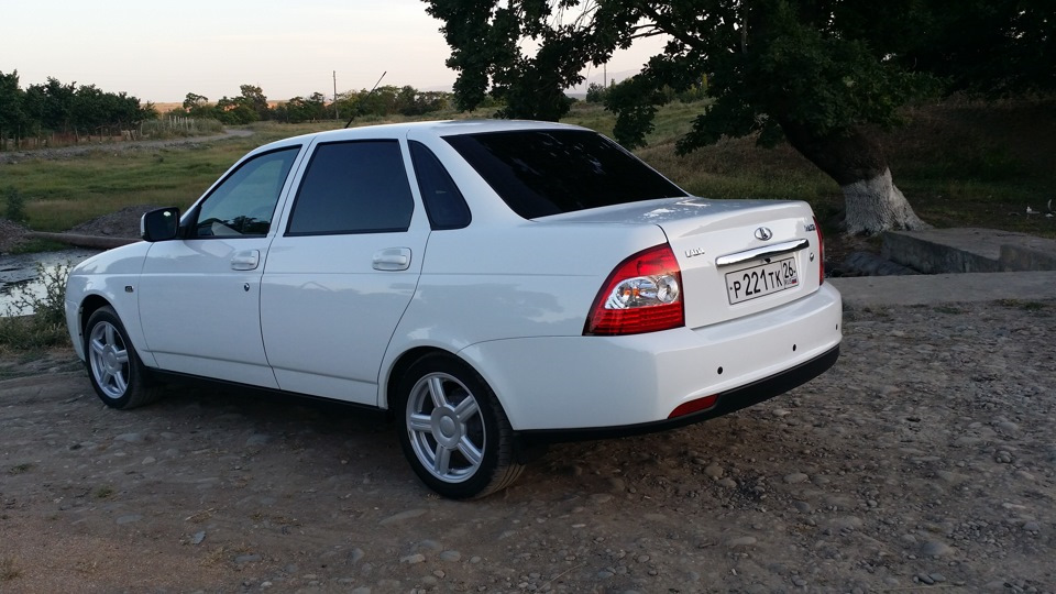 Lada Приора белая