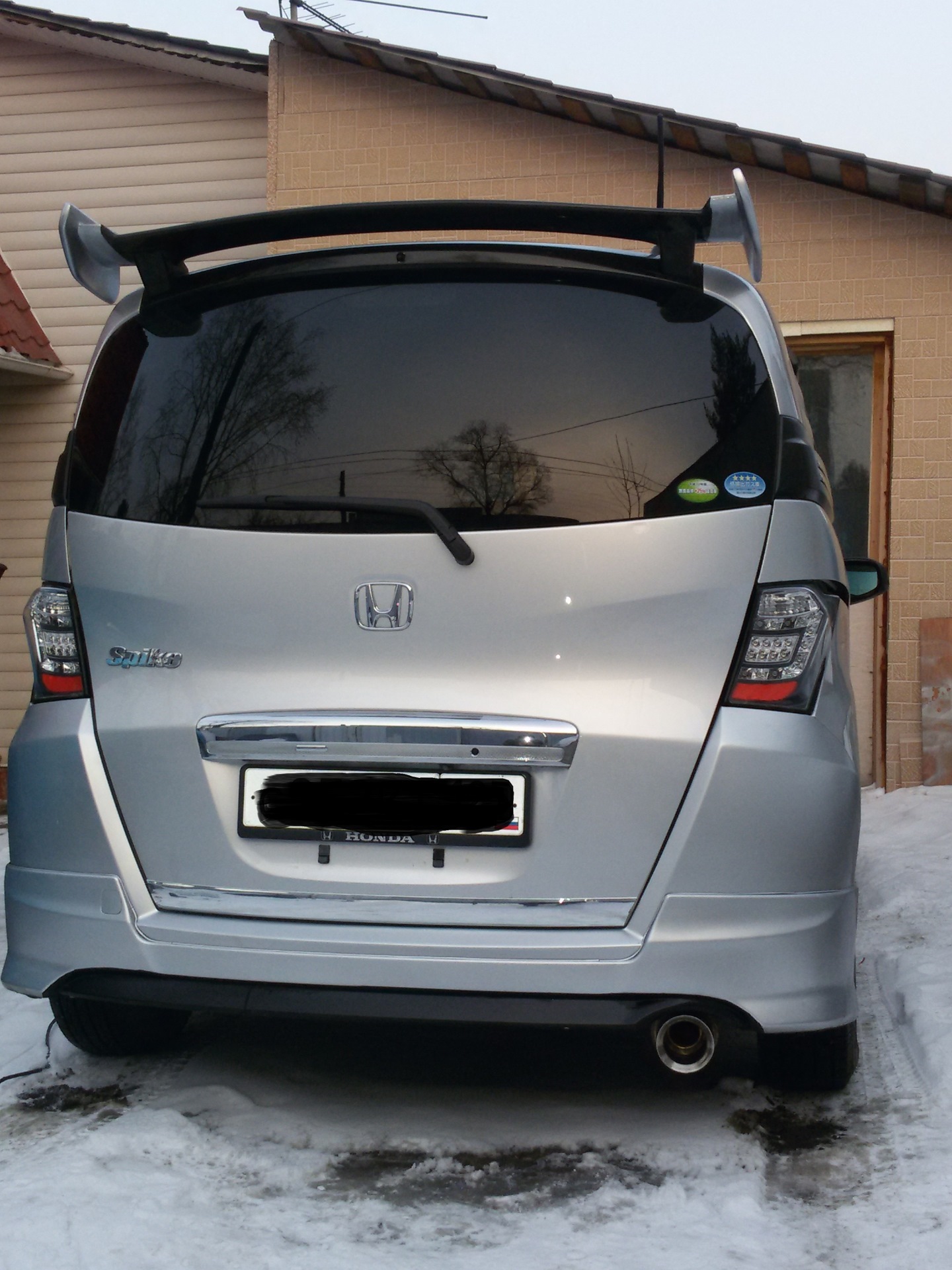 Задняя дверь хонда спайк. Спойлер Honda freed. Спойлер Mugen Honda freed. Задний спойлер на Хонда Фрид. Honda freed Spike спойлер.