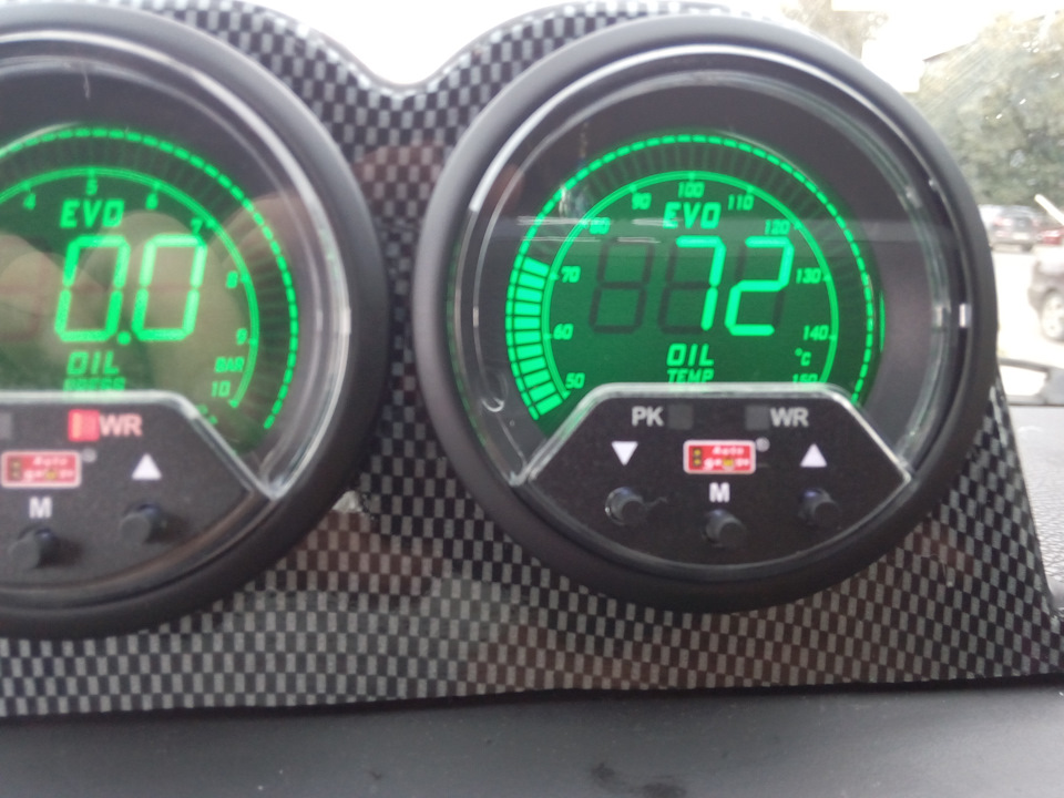 Датчики defi на приборной панели. Дополнительные приборы на москвич. Доп. Установка дополнительных приборов. Доп датчики паджеро.