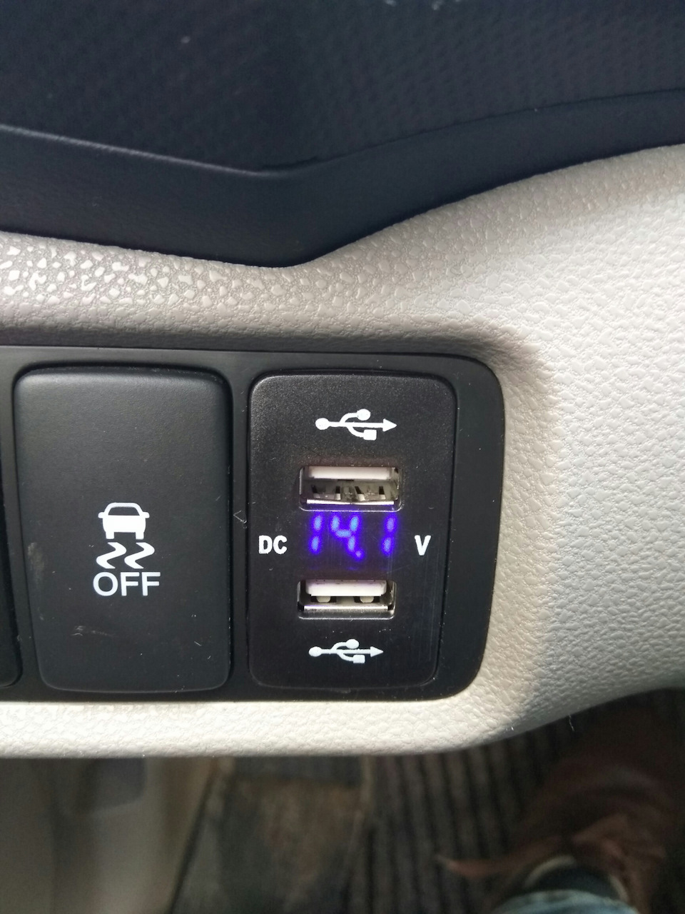 USB зарядка в штатное место — Honda Insight (2G), 1,3 л, 2010 года |  аксессуары | DRIVE2