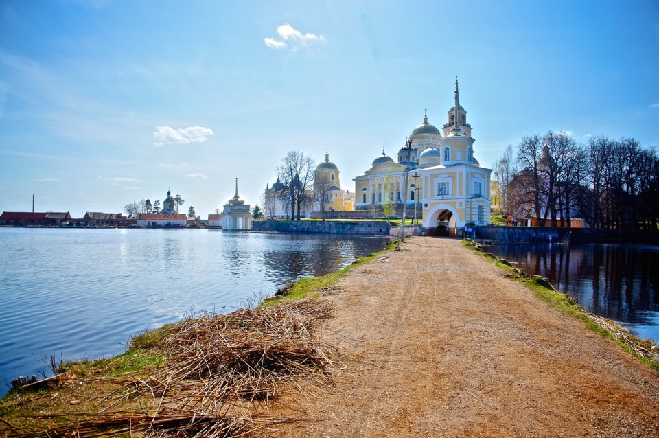 Нилова пустынь на Селигере осень