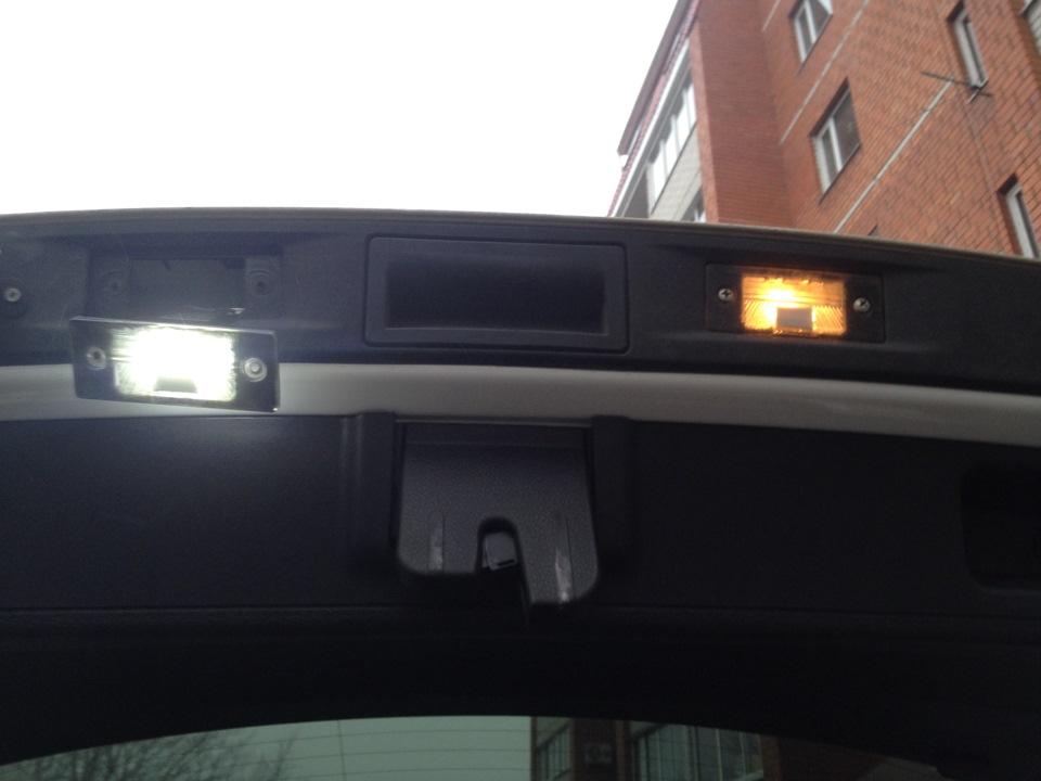 Led подсветка номера — Volkswagen Tiguan (1G), 2 л, 2011 года ...
