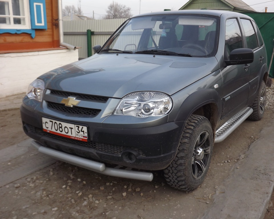 Обвес порогов нива. Пороги Chevrolet Niva 2005. Обвес Бертоне на ниву Шевроле. Нива Шевроле Бертоне.