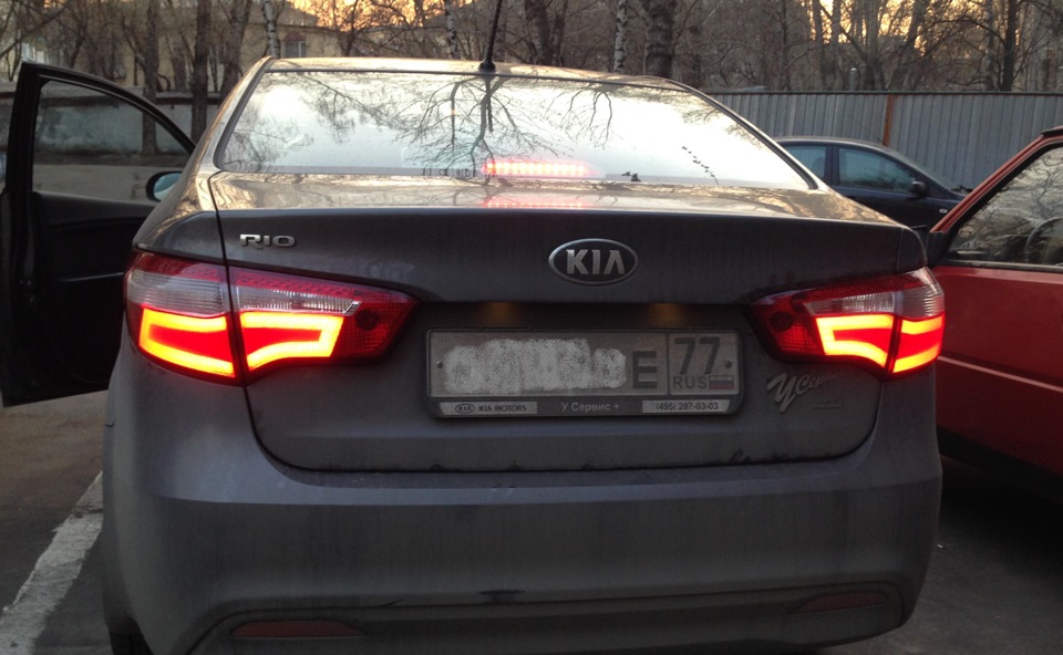 Kia Rio сзади ночью