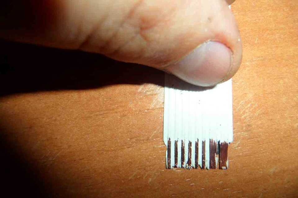 Зачистить плоский шлейф. Гибкий шлейф для xerox 6515. Как отремонтировать гибкий шлейф. Гибкий шлейф. Technics 550 шлейф.