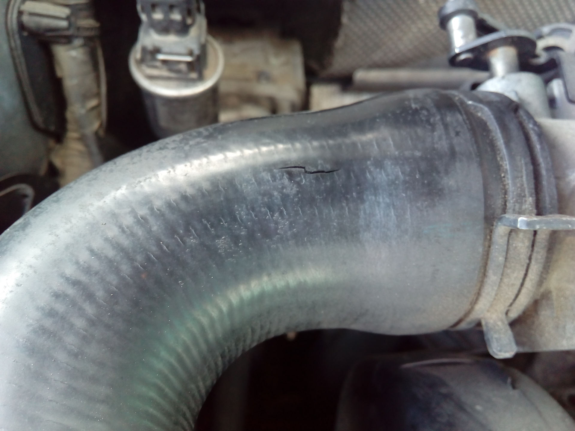 Фото лопнул патрубок. Патрубок турбины газ 3309. Land rover 2. 0 crd турбина патрубки пластиковые. Фото как рвётся патрубок.