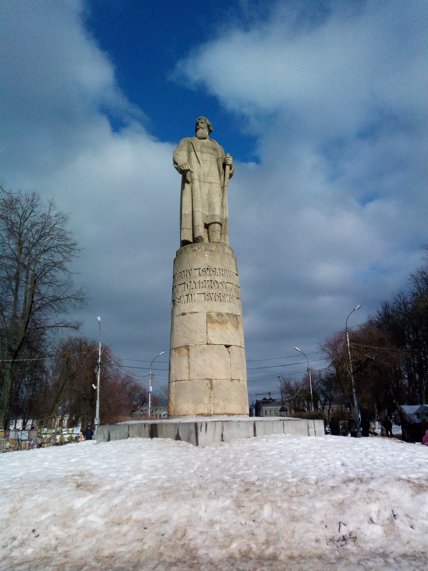 Памятник сусанину в костроме фото