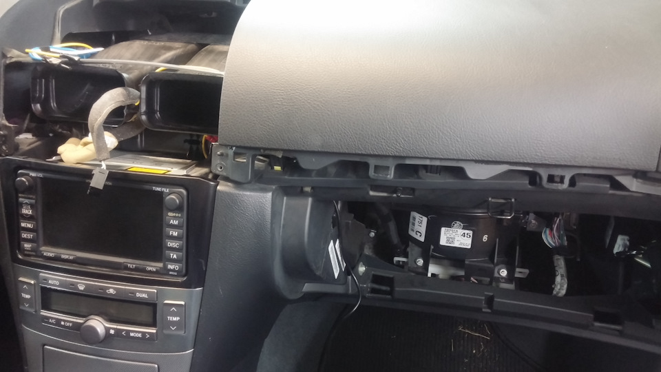 Устанавливаем на место — Toyota Avensis II