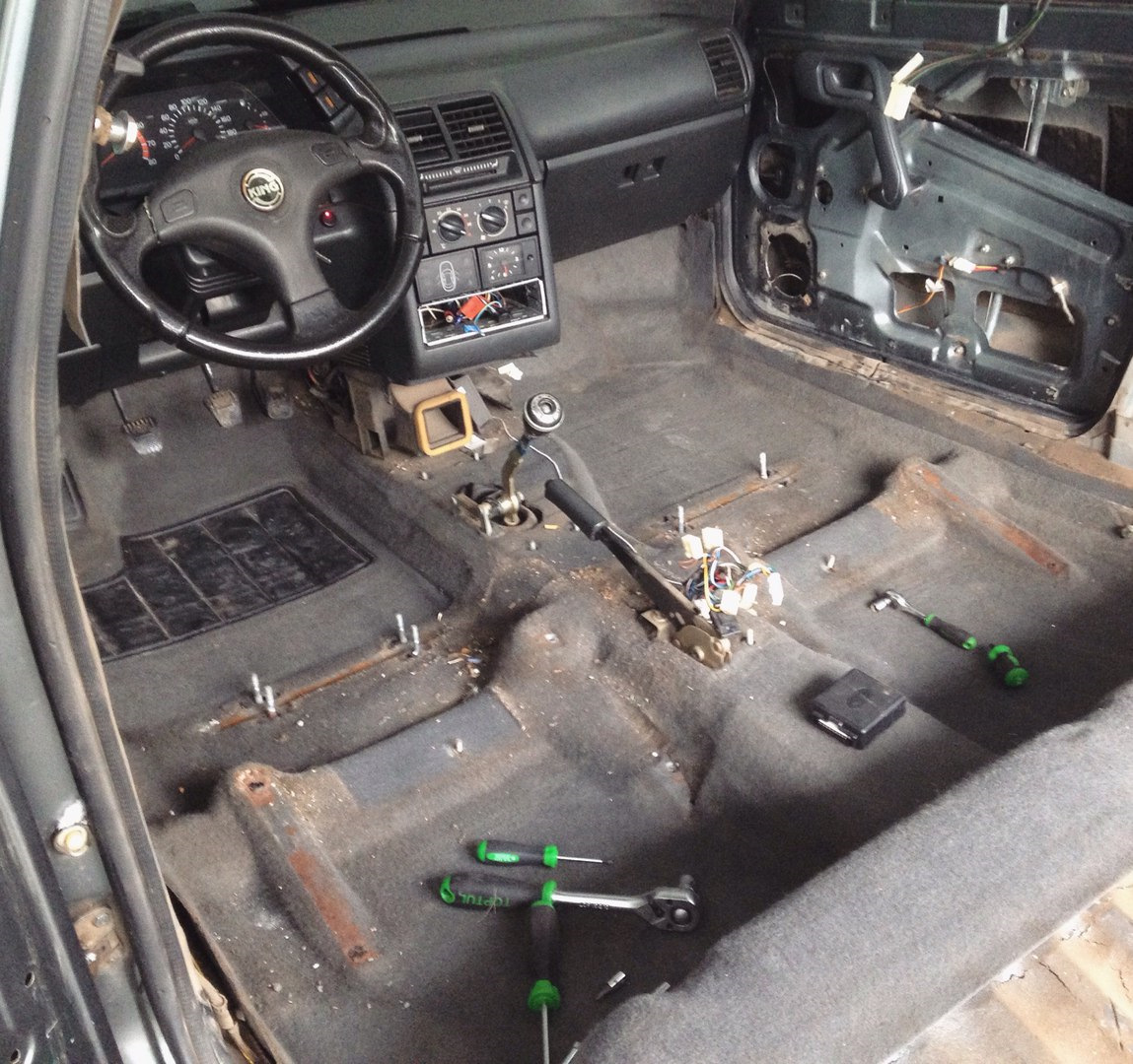 Разобранный салон ваз 2112. Сборка салона ваз 2112. Снятая панель ваз 2112 с проводкой. Как разобрать ваз 2112. Сборка салона ваз 2112.