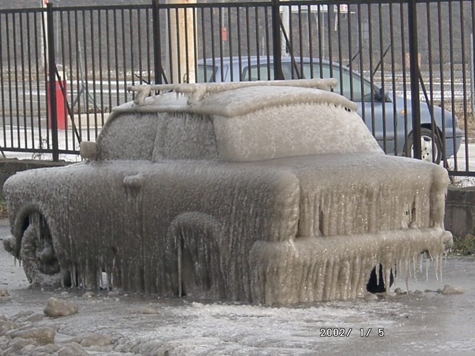 Обледенелый автомобиль