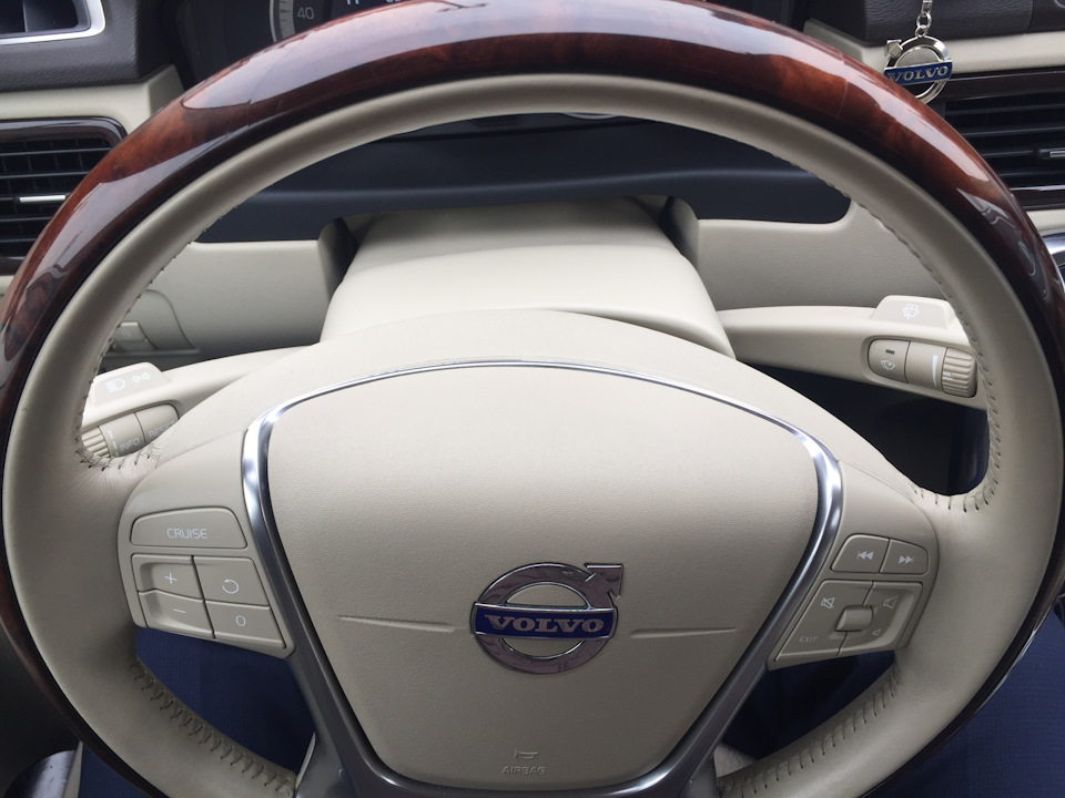 Треснул лак на руле Volvo S80 2012 — Volvo S80 (2G), 2,5 л, 2012 года ...