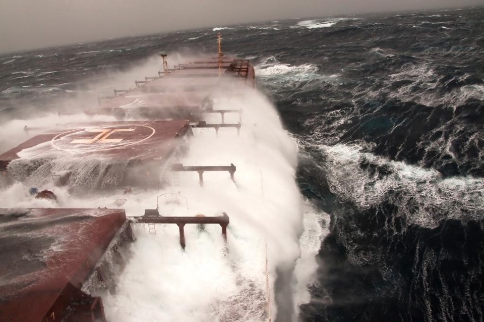 Шторм 9 баллов видео. Тихий океан шторм 12 баллов. Шторм в Атлантике 12 баллов. 12 Бальный шторм. Норвежское море в шторм.