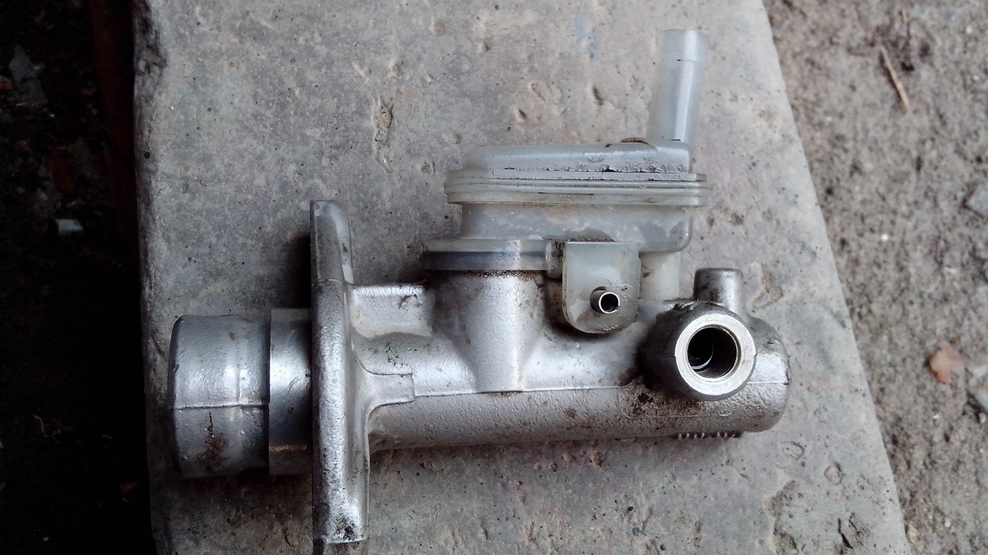 Цилиндр спейс. Цилиндр спейс. Цилиндр спейс. Главный цилиндр сцепления митсубиси спейс вагон 3. Митсубиси спейс стар 2000г главный тормозной цилиндр.