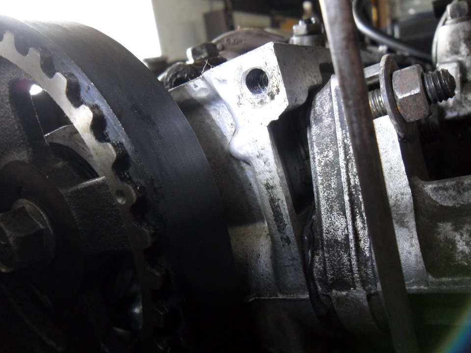 Ролик грм шкода а5. Как провернуть коленвал. Проворот ремня грм. Ваз 2107 шкив зажигания. Проворачиваем коленчатый вал.