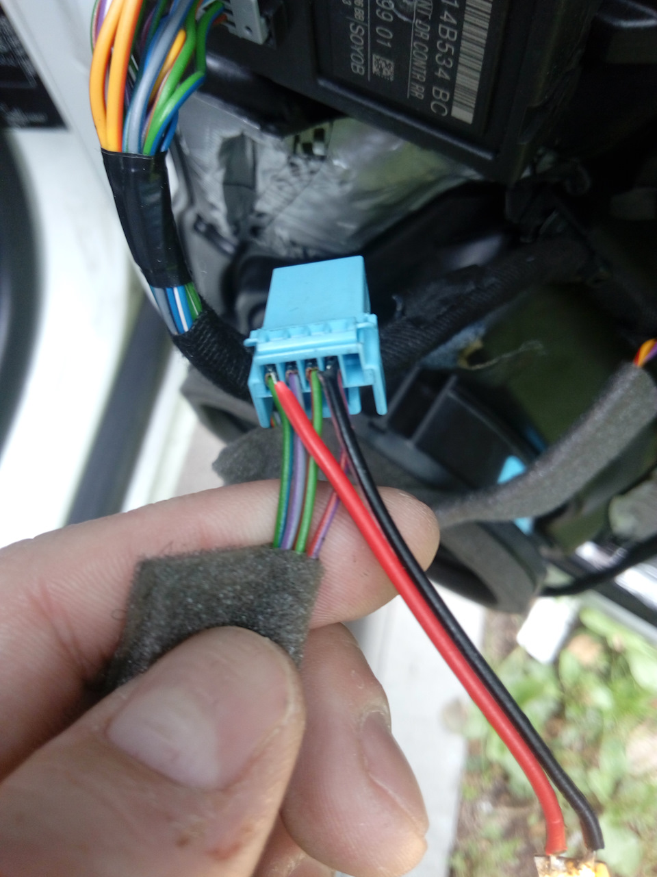 Задняя правая дверь, красный плюс, черный минус — Volvo XC60 (1G)