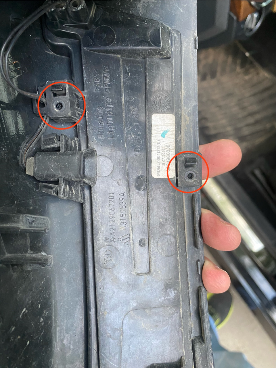 Откручиваем 2 болтика — Mercedes-Benz GLK-Class (X204). Запчасти на фото: A2129067201