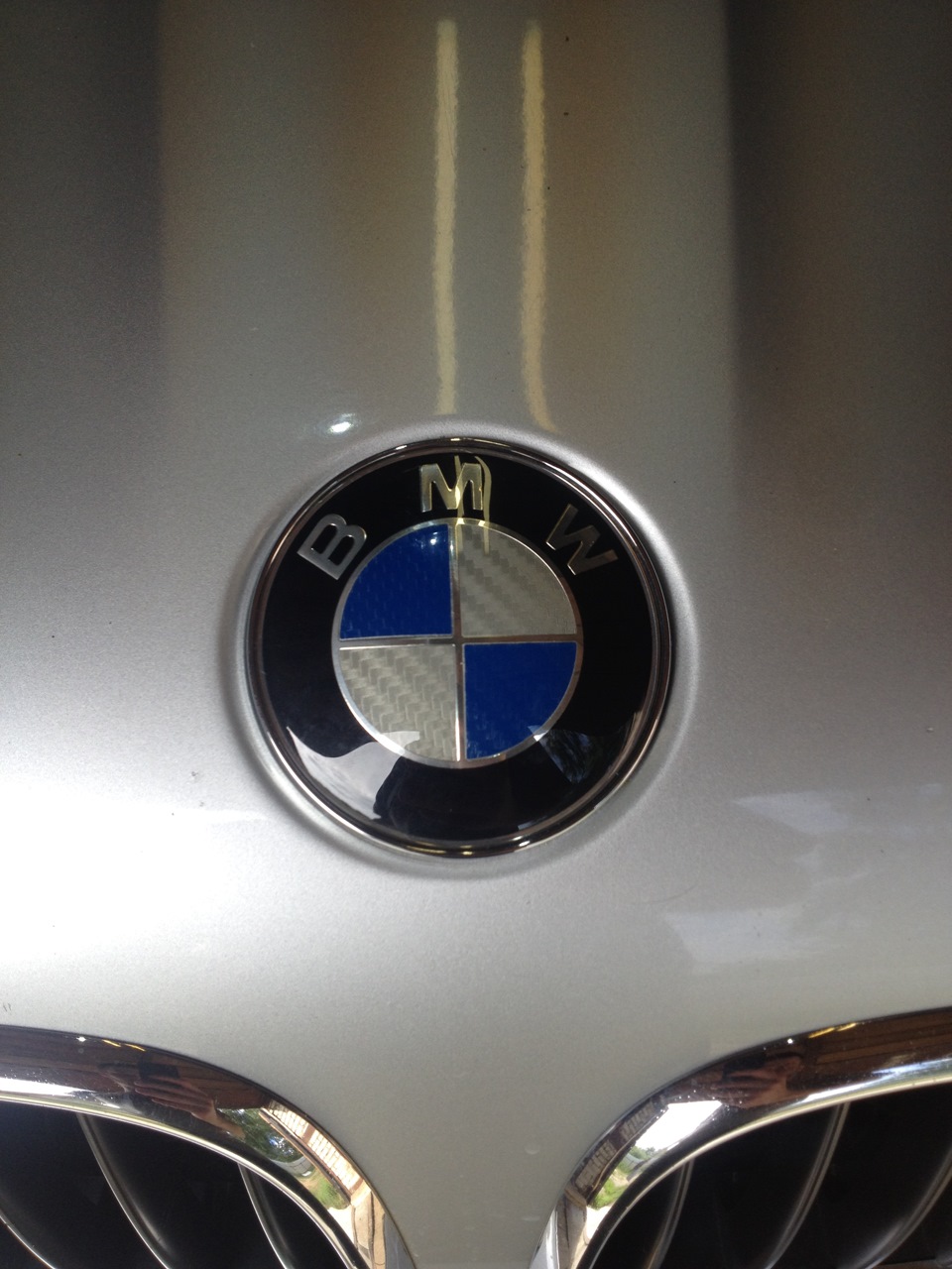 Шильдики на капот. Шильдики БМВ х5 е70. BMW x5 e70 шильдики. BMW 3.5 шильдик. Заводской шильдик BMW x5.
