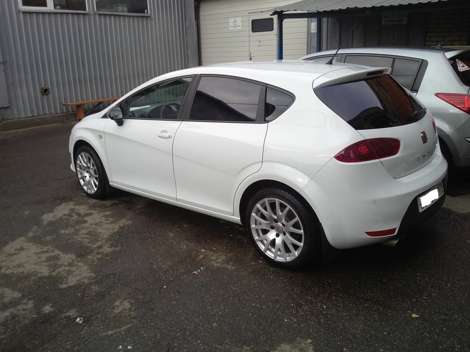 Диски leon. Seat Leon r17. Seat Leon 2 диски. Seat Leon на 17 дисках.