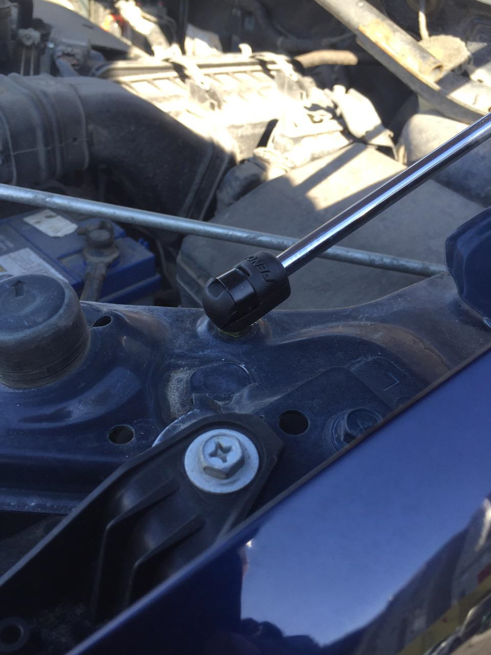 Газовые упоры под капот. — Mitsubishi Outlander XL, 2,4 л, 2010 года ...