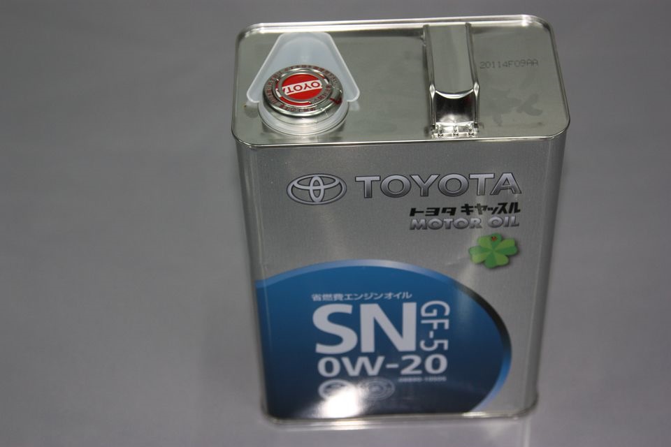 Масло моторное для Тойота аурис 1.6. Масло Toyota синяя банка. Тойота аурис 2007 масло в двигатель. Дата производства на банках масла Тойота.