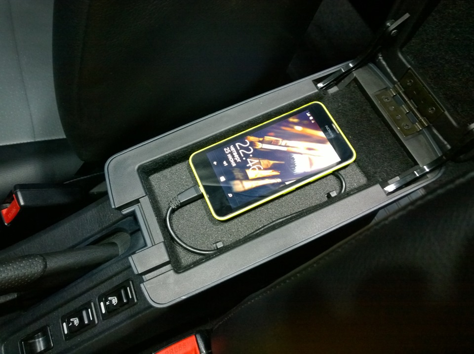 Есть штатное место. Штатная беспроводная зарядка Пежо 308. Беспроводная зарядка Jetta 6. Toyota Alphard беспроводная зарядка в подлокотник. USB зарядка в подлокотник Audi a3.