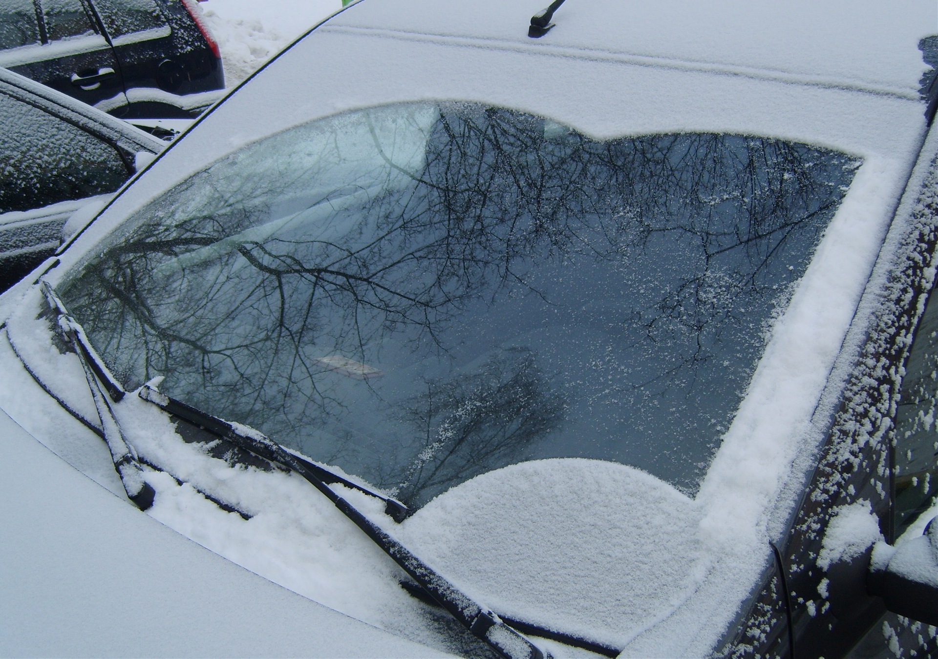 Тонировка зимой. Замерзшее лобовое стекло. Дворники лобового стекла зимой. Лобовое стекло в снегу. Стекло автомобиля зимой.