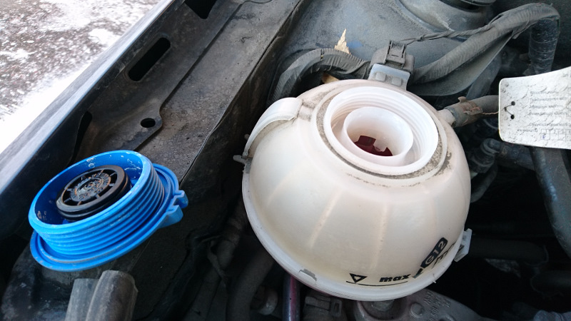 Антифриз fabia. Долив антифриза мазду cx5. Toyota Hilux Vigo доливка антифриза.