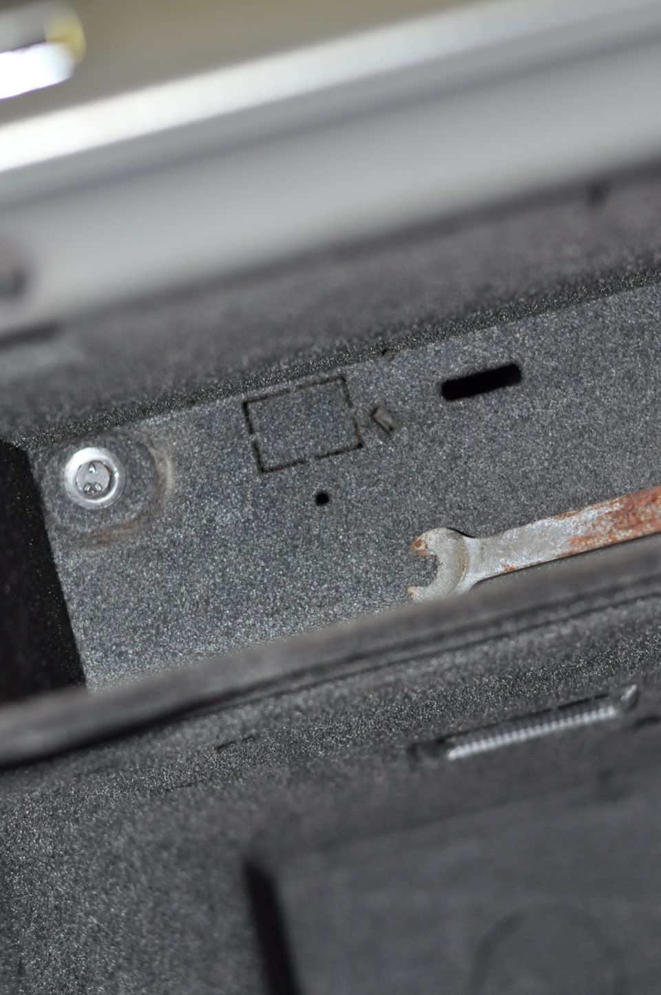 Снятие перчаточного ящика + ремонт правой петли — Audi A4 (B6), 1,8 л ...