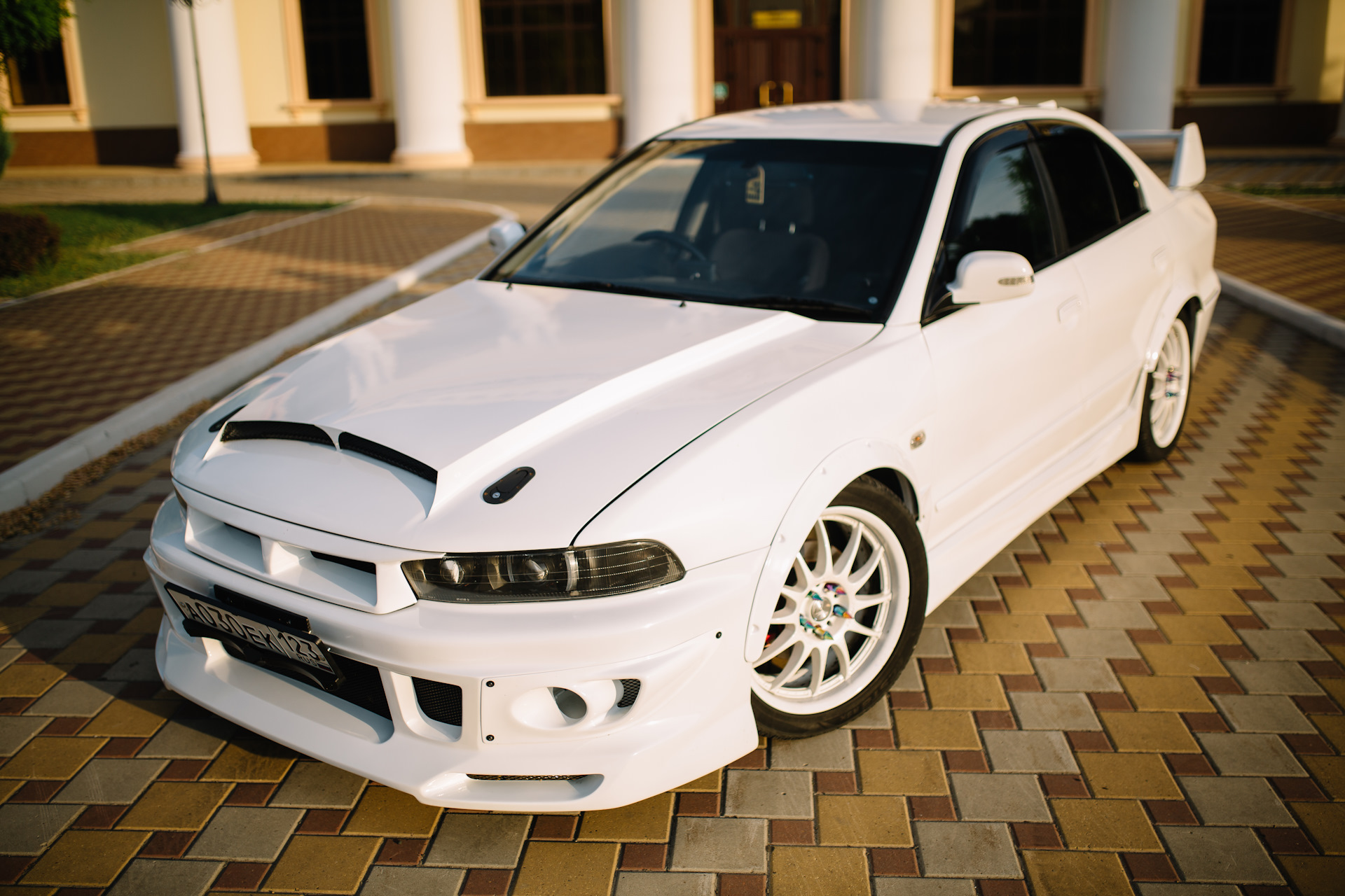 Митсубиси 2.5. Галант 8 белый. Mitsubishi Galant 8 Tuning White. Митсубиши Галант 8 Европа. Mitsubishi Galant 8 Widebody.