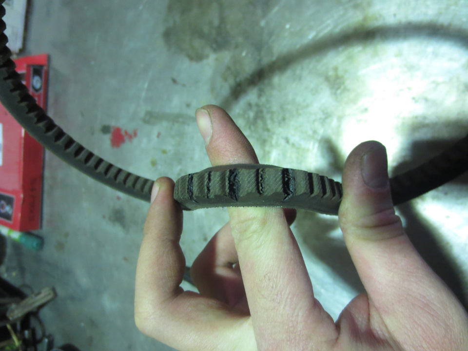 Старый ремень ГУРА. Судя по его состоянию болюсь даже представить сколько но отходил. Думаю он скорей всего оригинал. Так как его фирма MOBIS. — KIA Rio (2G)