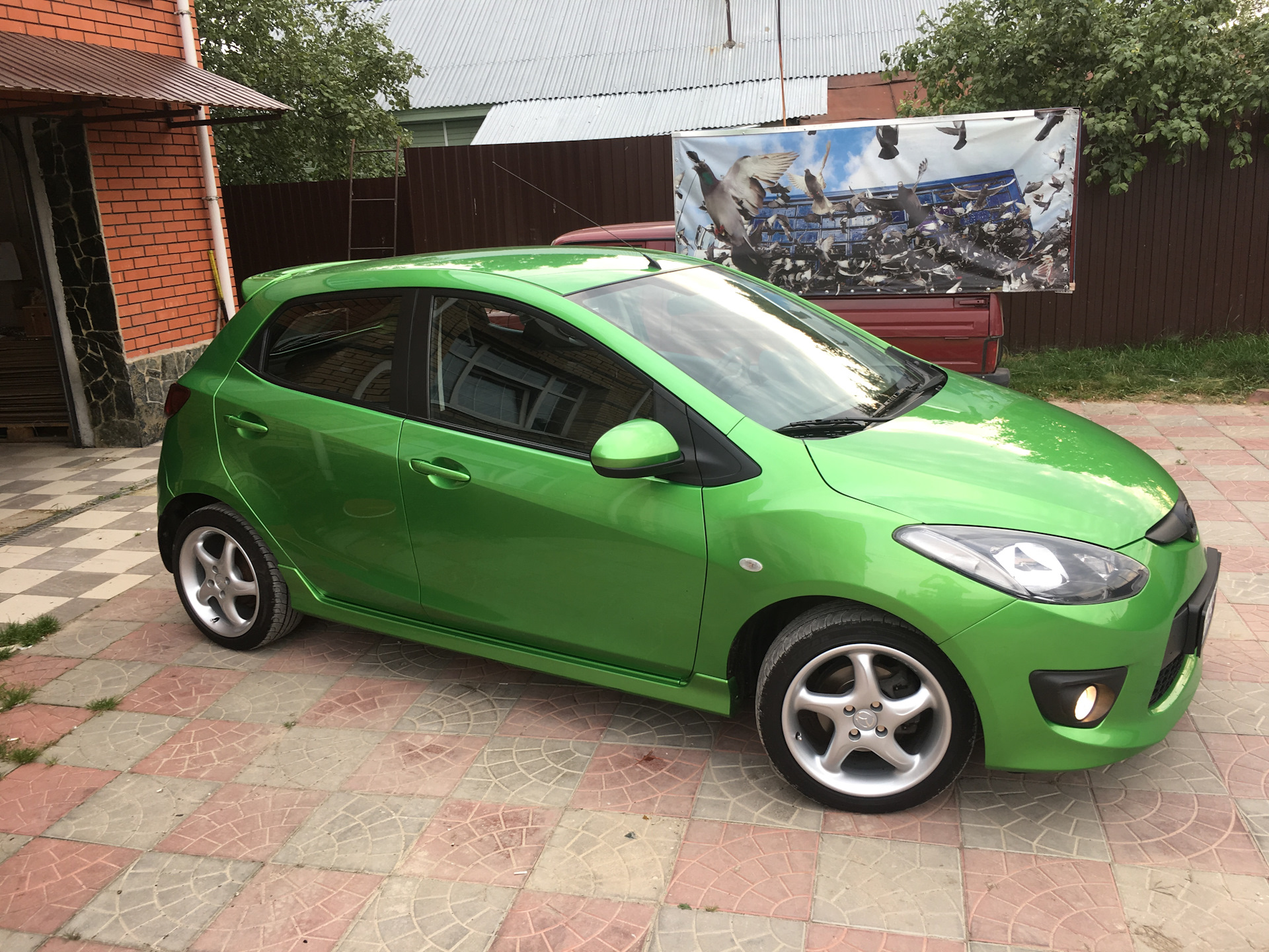 Mazda 2 2008. Мазда 2 2008. Мазда 2 зеленая. Mazda 2 2008 Green. Мазда 2 r16.