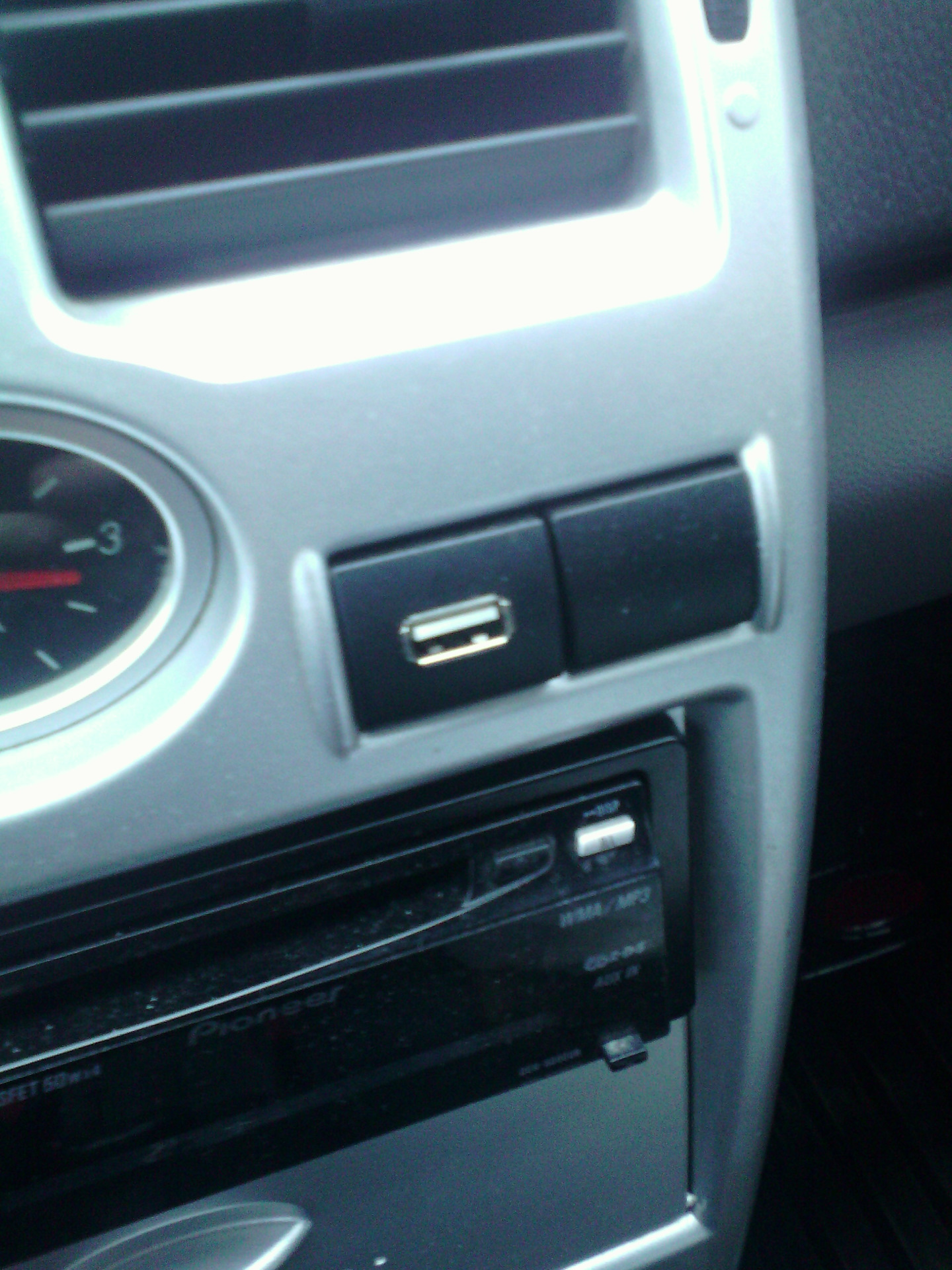 usb разъем — Lada Приора хэтчбек, 1,6 л, 2008 года | электроника | DRIVE2