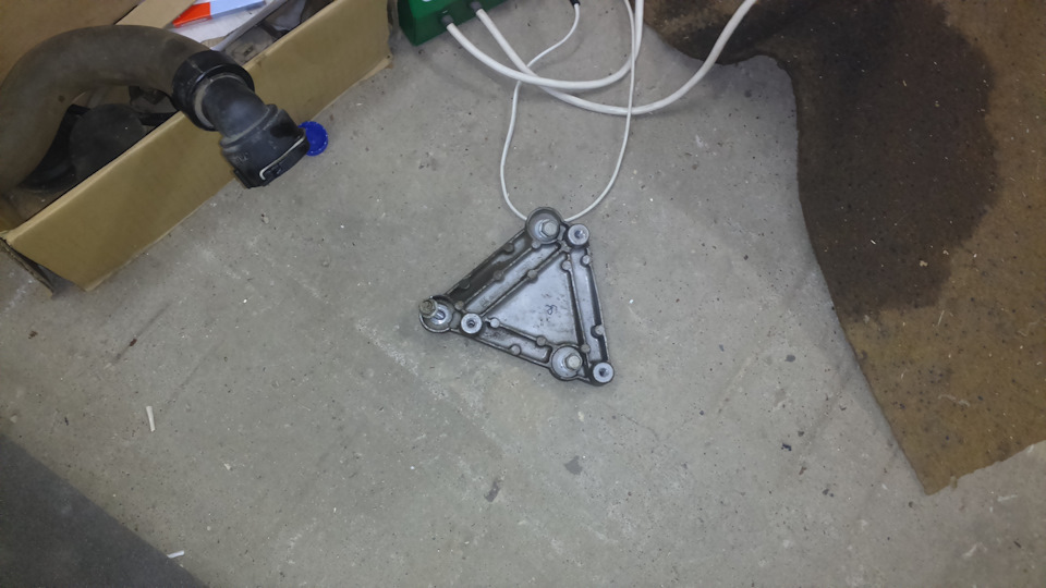 кронштейн компрессора тоже нужно снять — Opel Astra J