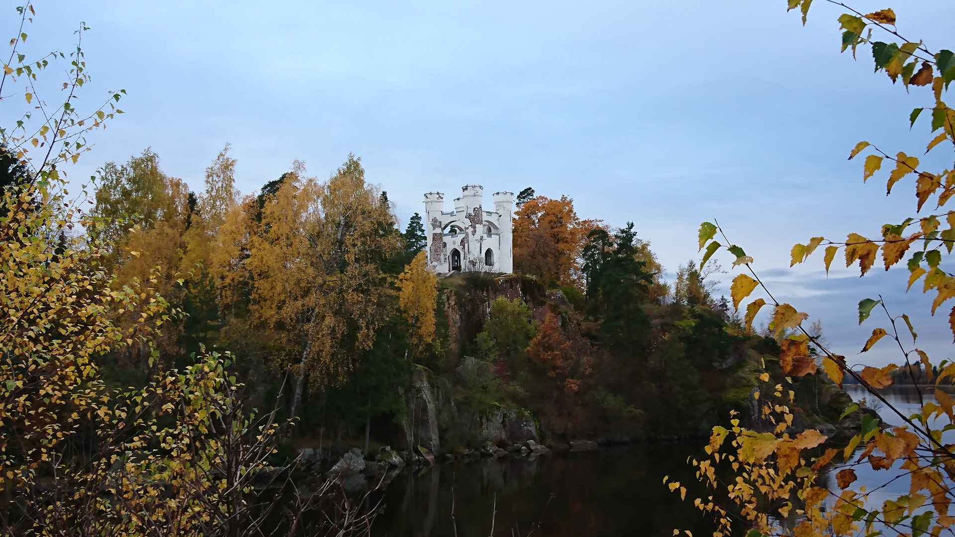 Парк монрепо просушка. Парк Монрепо Яблоневый сад. Пруд Боб Монрепо. Фамильная усадьба Николаи парк Монрепо.