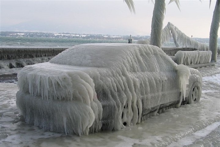 Обледенелый автомобиль