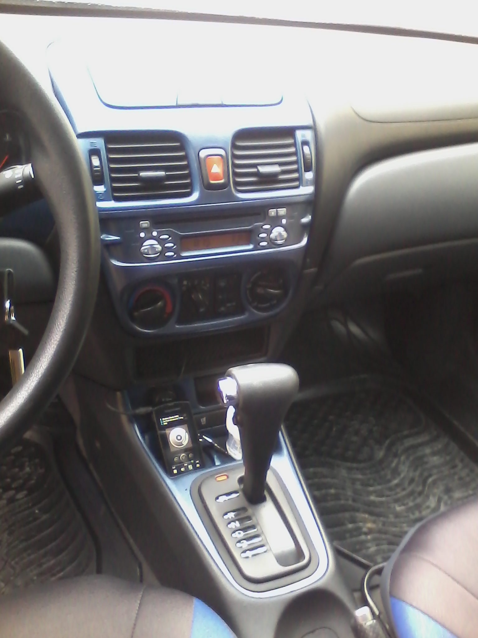 вывел шнур в нижнюю нищу — Nissan Almera II (N16)