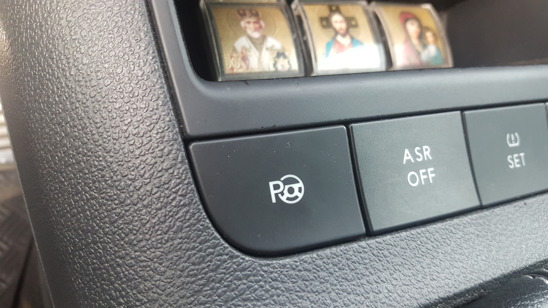 Купить кнопки отключения. Фольксваген поло кнопка ESP. Кнопка ESP Golf 6. Кнопка ESP off на на Фольксваген поло 5. Volkswagen Polo кнопки подогрева.