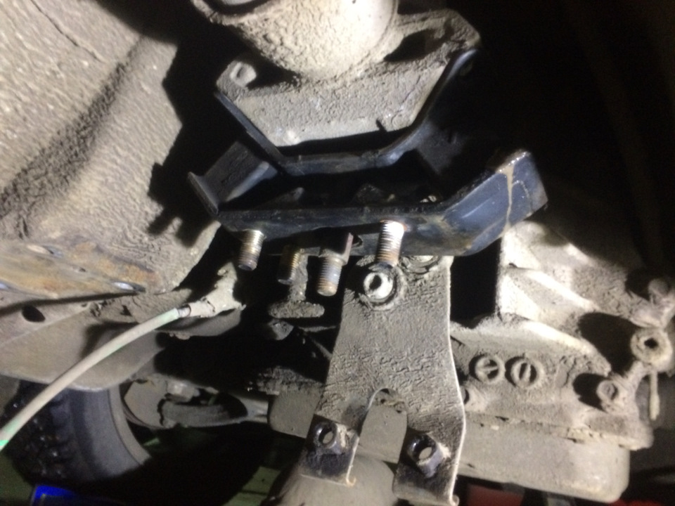 Задняя подушка двигателя — Subaru Outback (BH), 3 л, 2001 года | своими ...