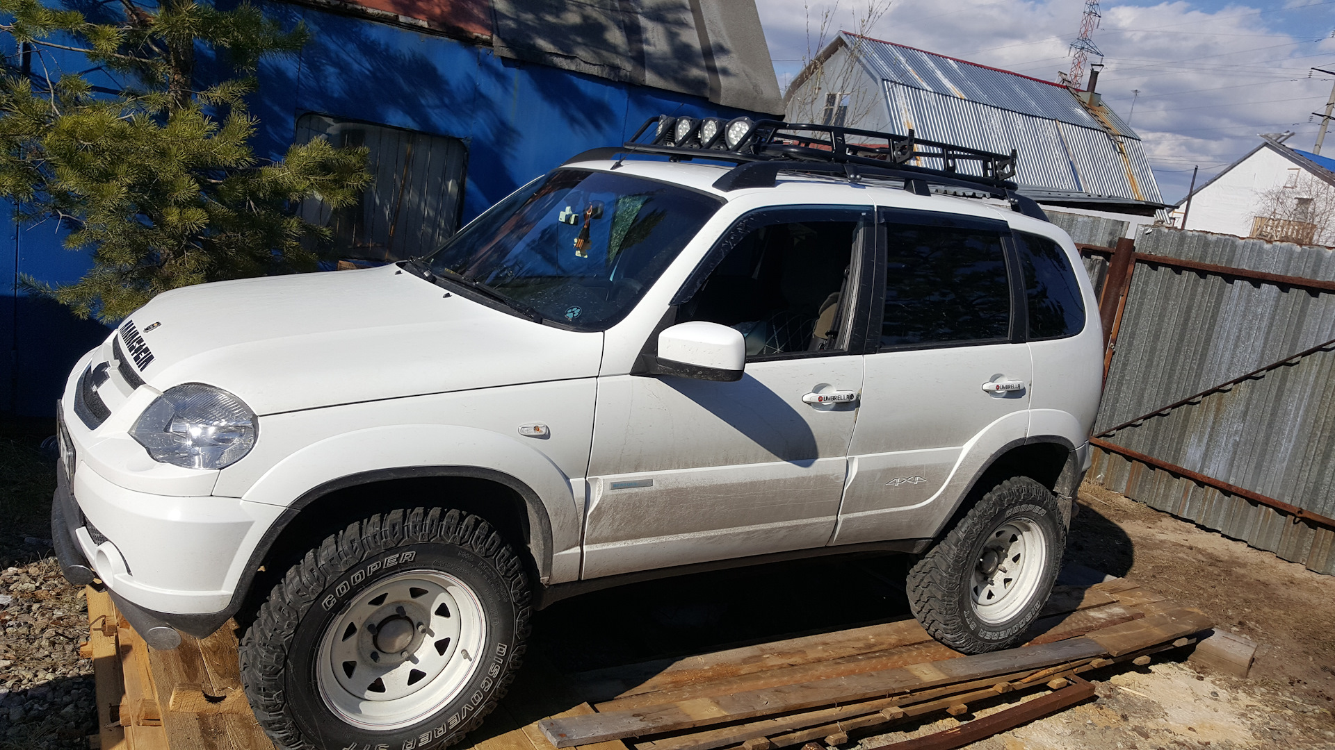 Chevrolet Niva белая Offroad