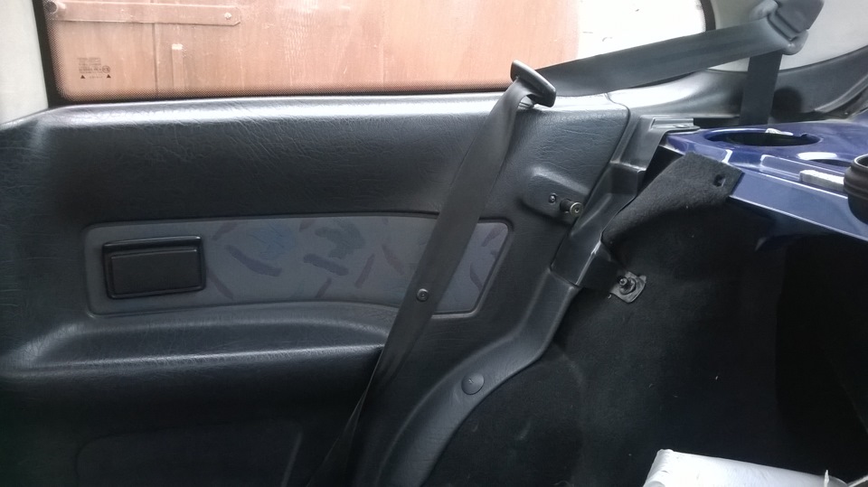 Ремонт пружины ремня безопасности — SEAT Cordoba (Mk I), 1,6 л, 1997 ...