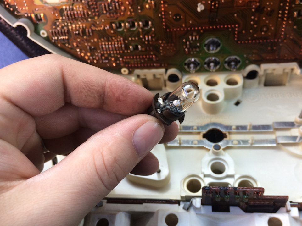 Замена лампочек в приборке — BMW 5 series (E34), 2,5 л, 1992 года ...