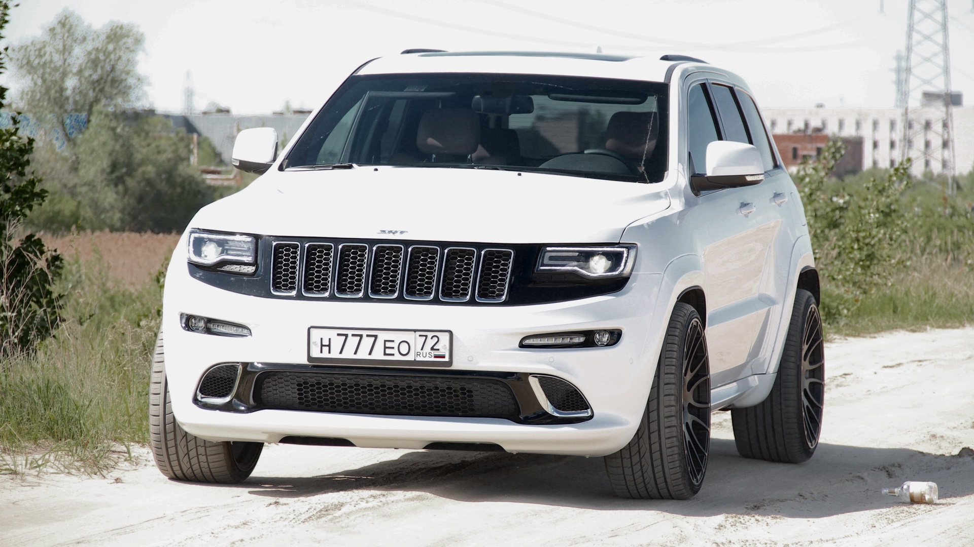 Jeep cherokee drive2. Jeep Grand Cherokee srt. Jeep Grand Cherokee 777. Гранд Чероки 777. Гранд Чероки номера 777.