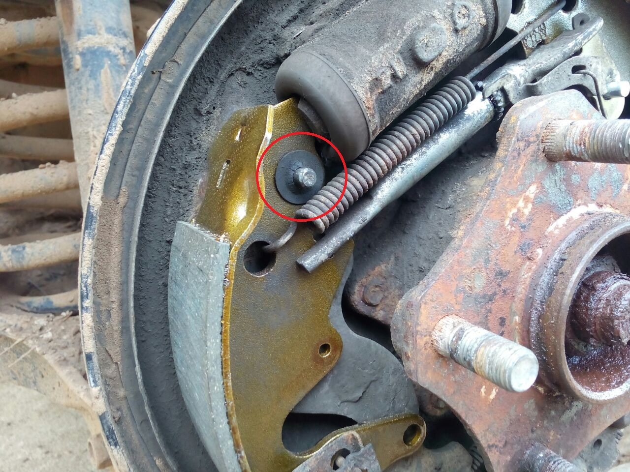 Барабанные тормозные колодки опель. Замена барабанных колодок. Задние барабанные тормоза гранта. Опель омега а барабаны ручного тормоза. Задние колодки амарок барабанные.