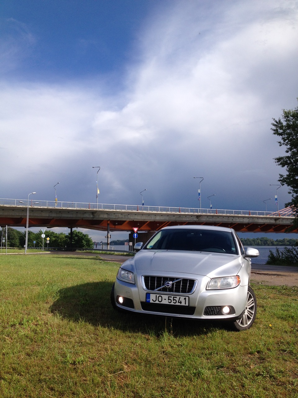 Шильдик "volvo" как подарок — Volvo V70 III, 2,4 л, 2009 года ...