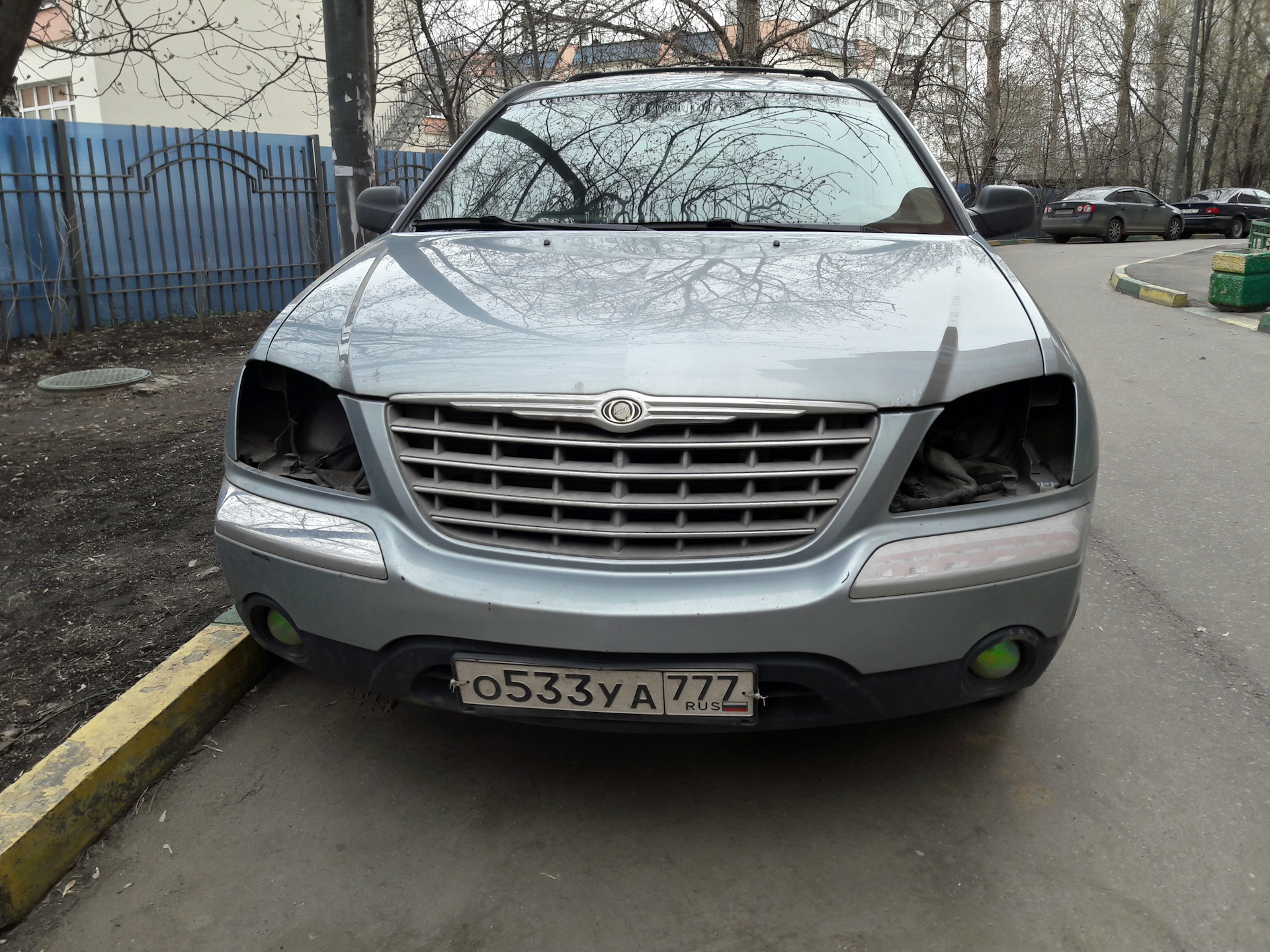 Линзы в фары крайслер пацифика. Chrysler pacifica птф. Фары 2004-2006 chrysler pacifica. Chrysler 1es10dk5ab. Крайслер фары ксенон.