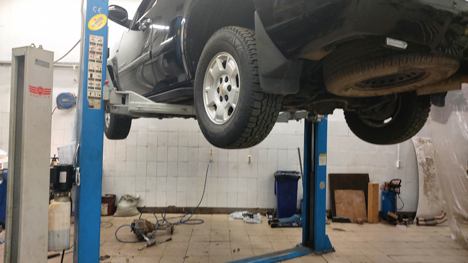 Заскрипело у переднего левого колеса при вывернутом руле вправо ...