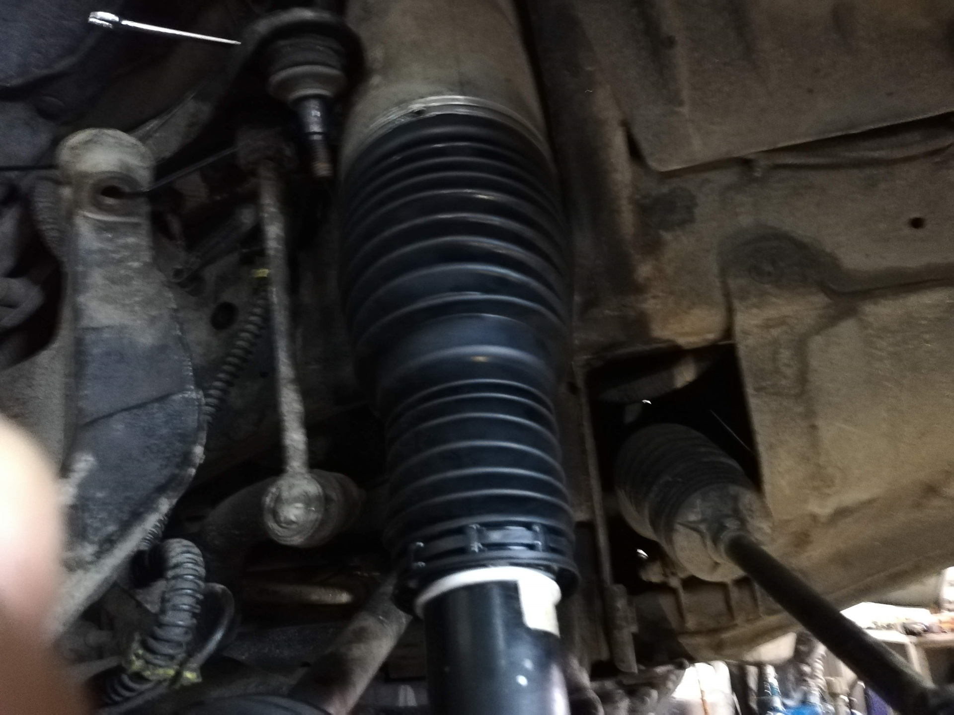 установка пыльников пневмы дискавери. кронштейн компрессора пневмоподвески ленд ровер дискавери 4. пыльник пневмостойки дискавери 4. Discovery 3 пневмоподвеска. пыльники пневмостоек discovery 3.