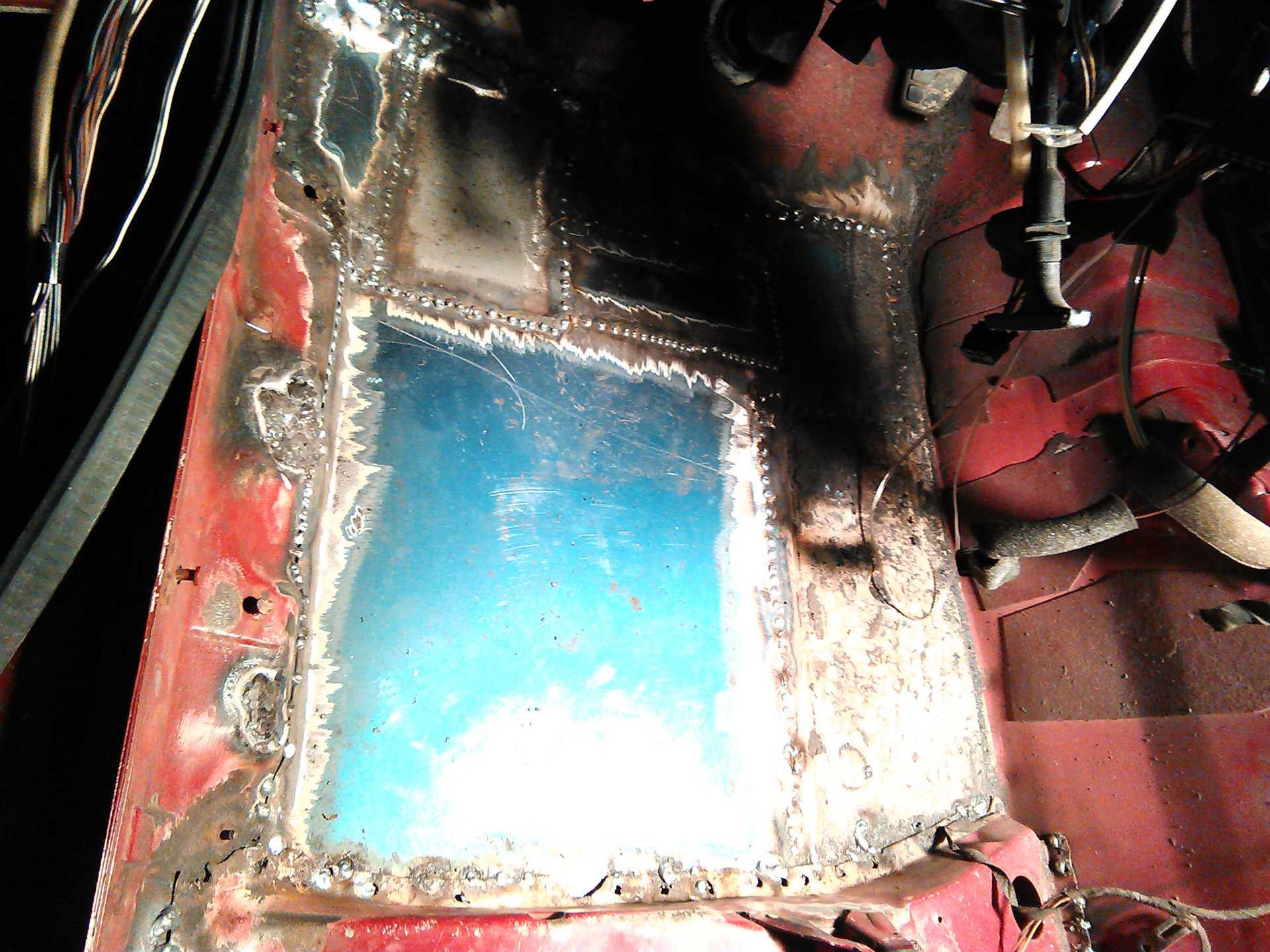 Кузов вольво 940. Сварка переднего лонжерона ваз 2110. Сварка лонжерона лансер 9. Лонжерон задний передний ваз 2110. Форд фокус 1 коррозия днища.